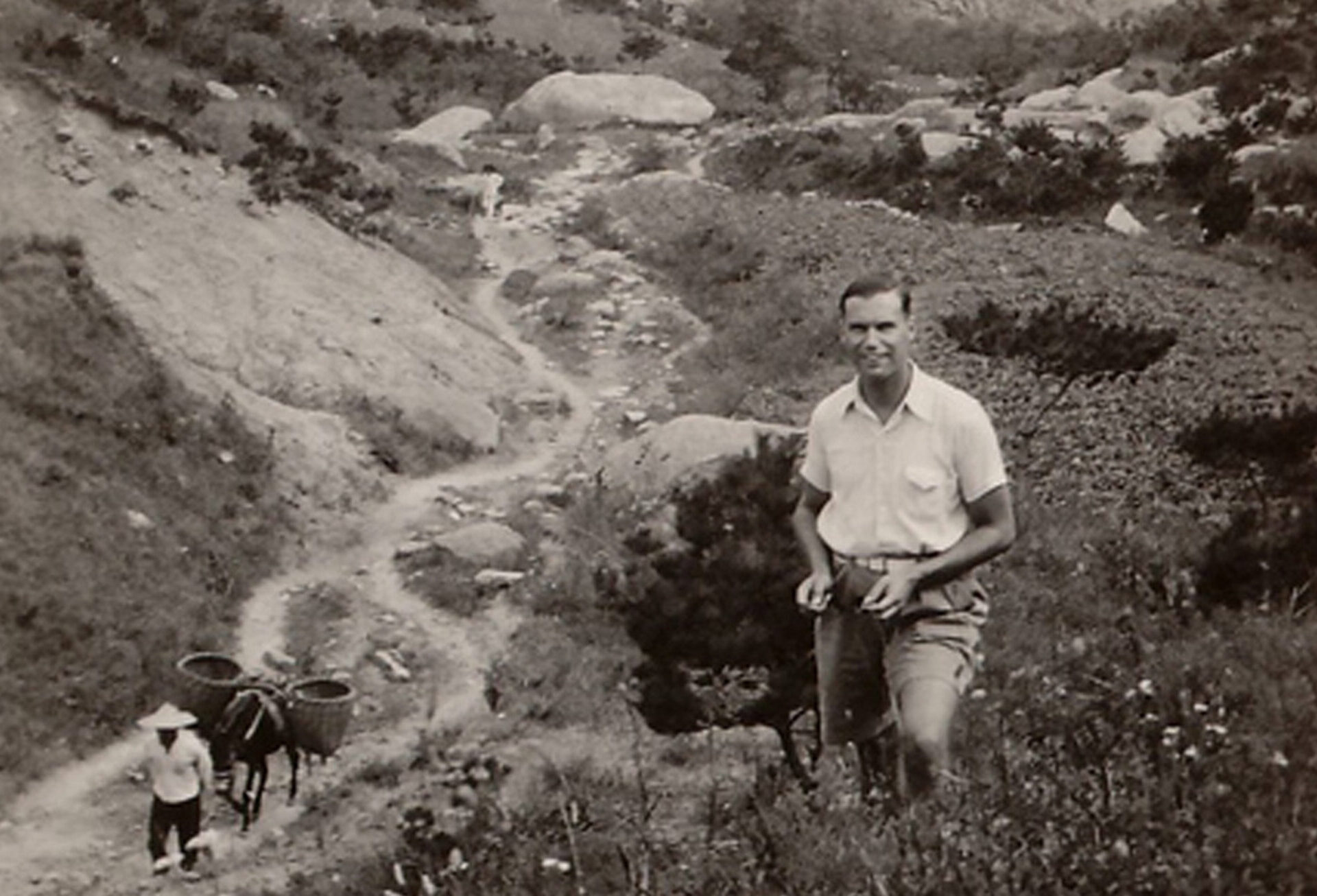 Paul K. Helbling auf einem Bergpfad nahe Tsingtao, Sommer 1941